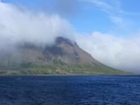 Wolken drängen vom Meer zur Strandirküste